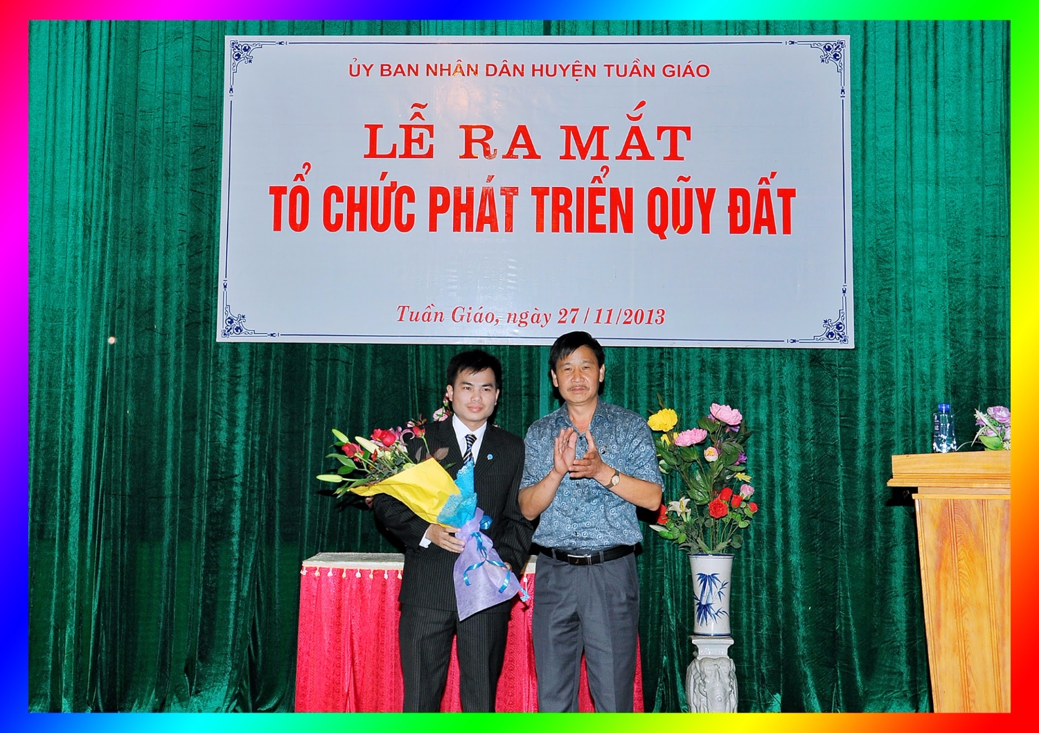 Đ/c Lò Văn Hoàn - CT UBND huyện Tuần Giáo tặng hoa đại diện LĐ Đơn vị