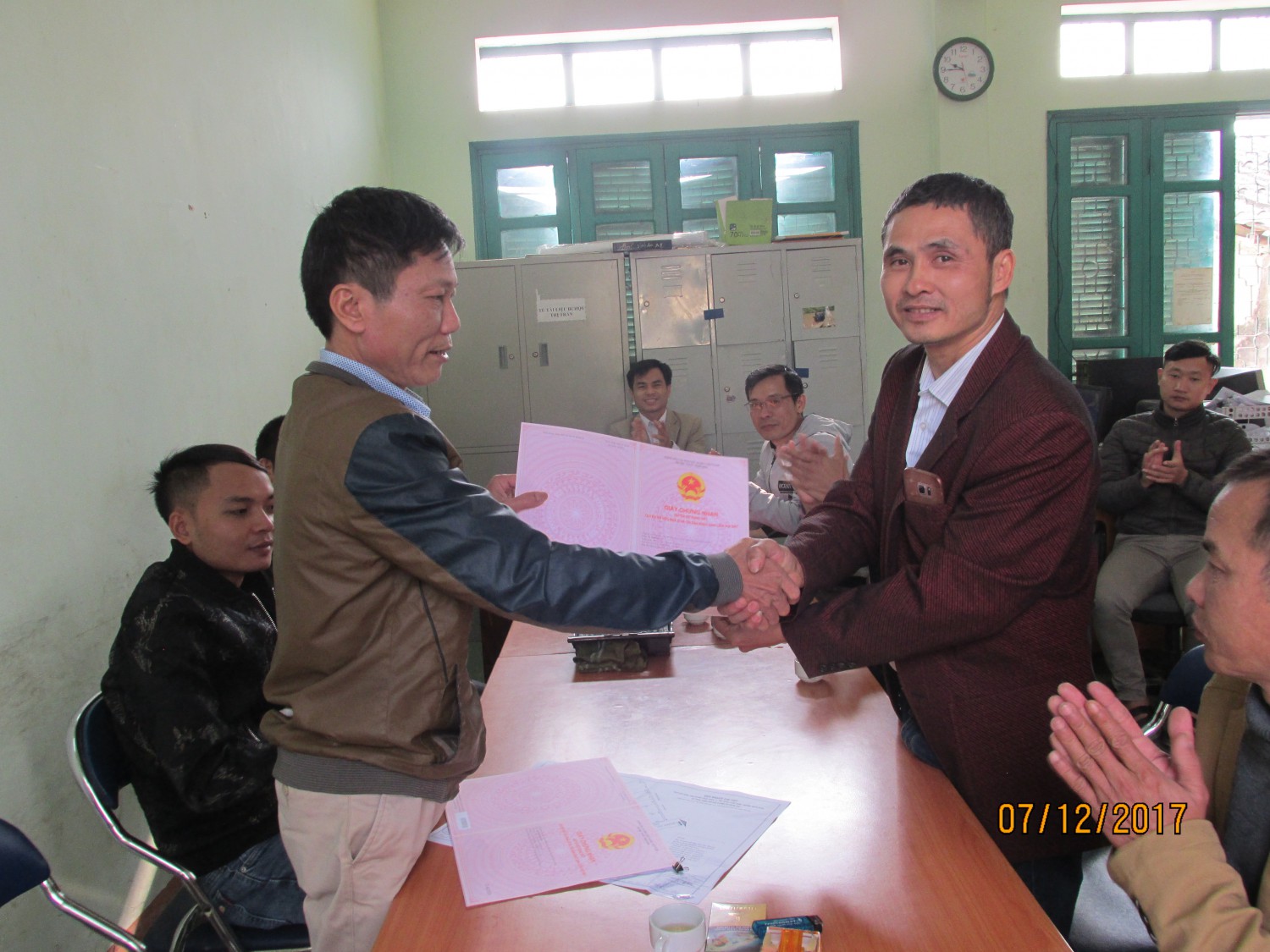 Đại diện phòng TNMT trao giấy CNQSD đất cho ông Lê Đình Du