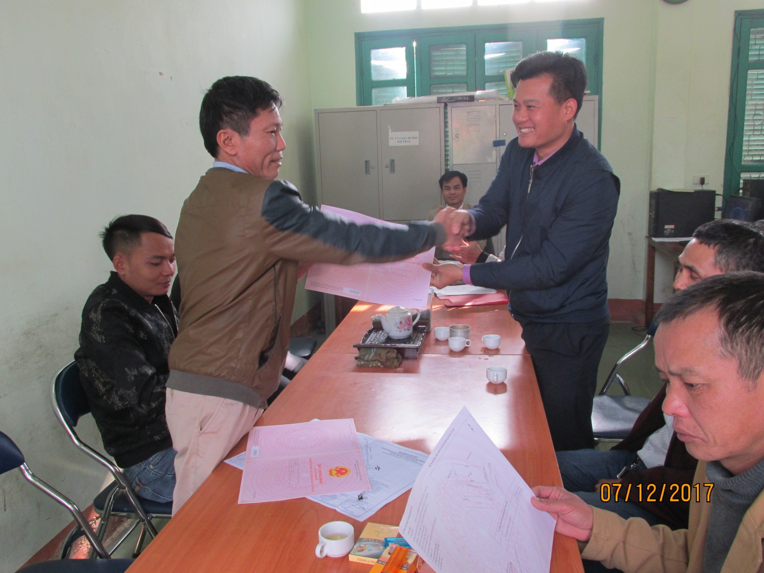 Đại diện phòng TNMT trao giấy CNQSD đất cho ông Nguyễn Công Chính
