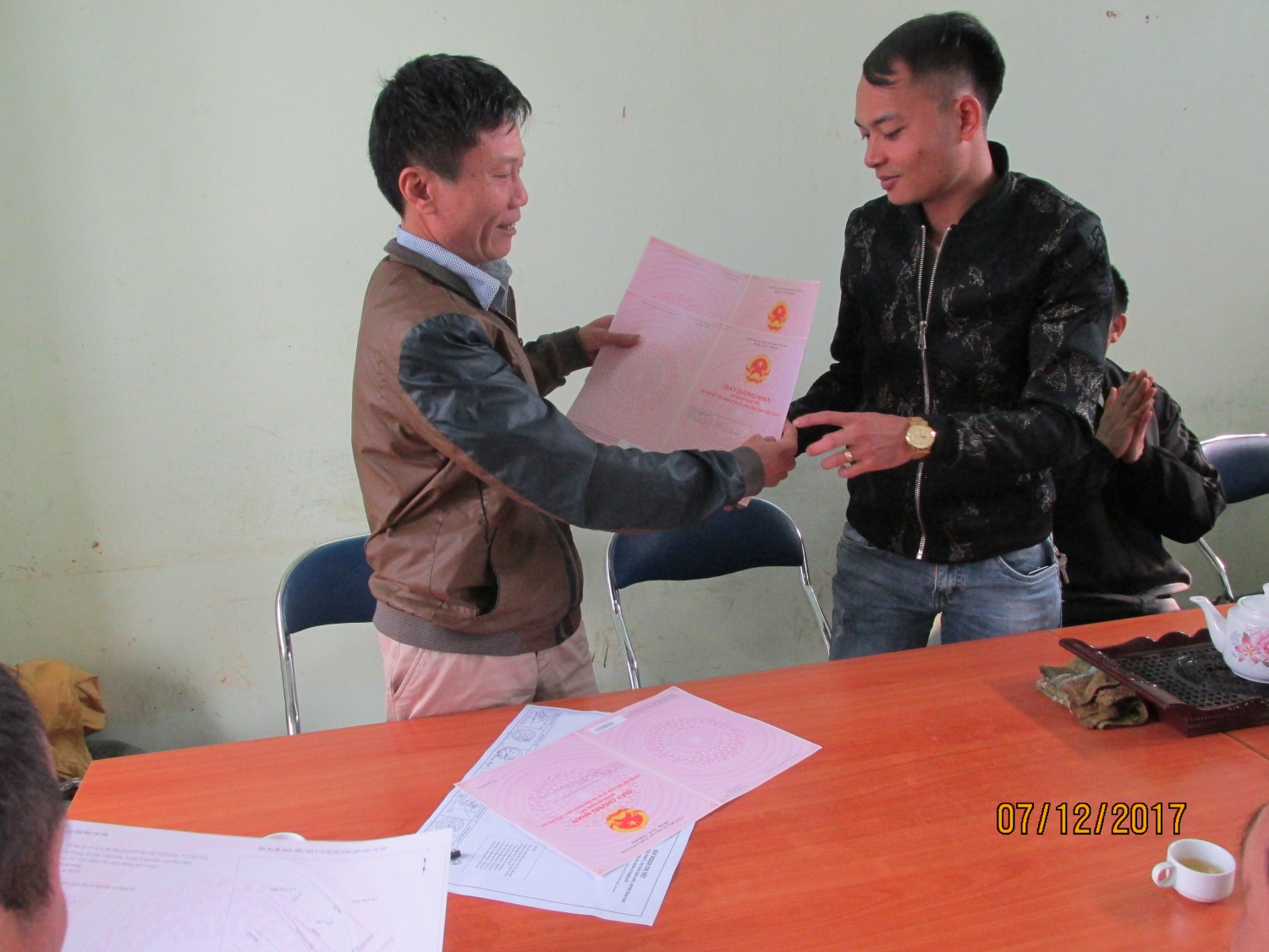 Đại diện phòng TNMT trao giấy CNQSD đất cho ông Dương Xuân Thanh