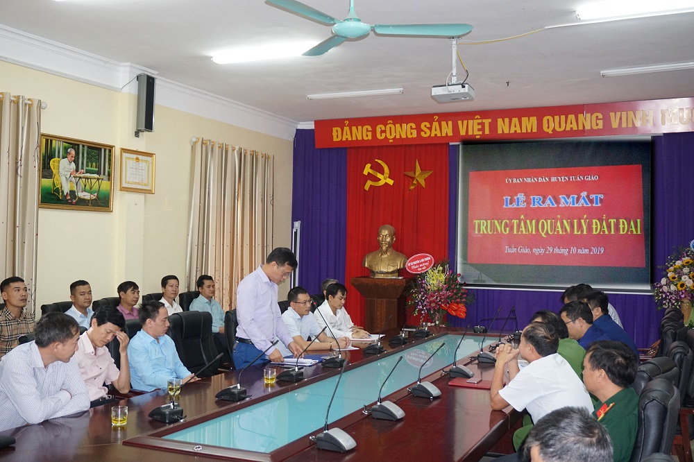 Đ/c Nguyễn Công Lâm - trưởng phòng Nội Vụ công bố các Quyết định