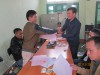 Đ/c Trưởng phòng TNMT huyện Tuần Giáo trao giấy chứng nhận QSD đất cho khách hàng trúng đấu giá