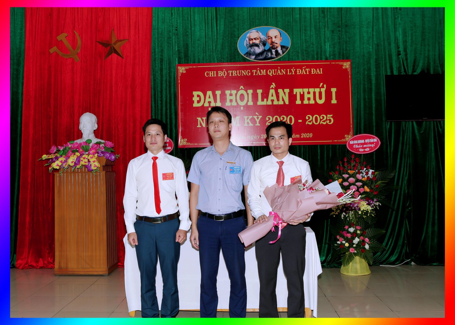 Đồng chí Nguyễn Việt Bách - GĐ BIDV Tuần Giáo tặng hoa chúc mứng
